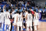希望没事！佩里打滑摔倒在地 一瘸一拐走回替补席