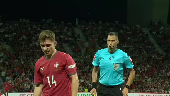 葡萄牙十人应战！孔塞桑对主裁竖大拇指，连吃2黄被罚下